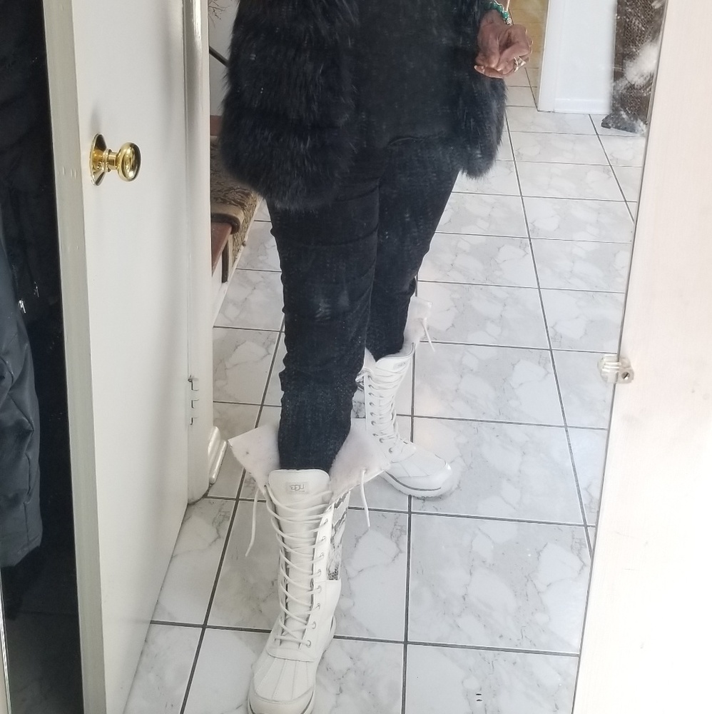 SOLD UGG Adirondack Snake White + UGG Cloves FREE! - Picture 6 of 7